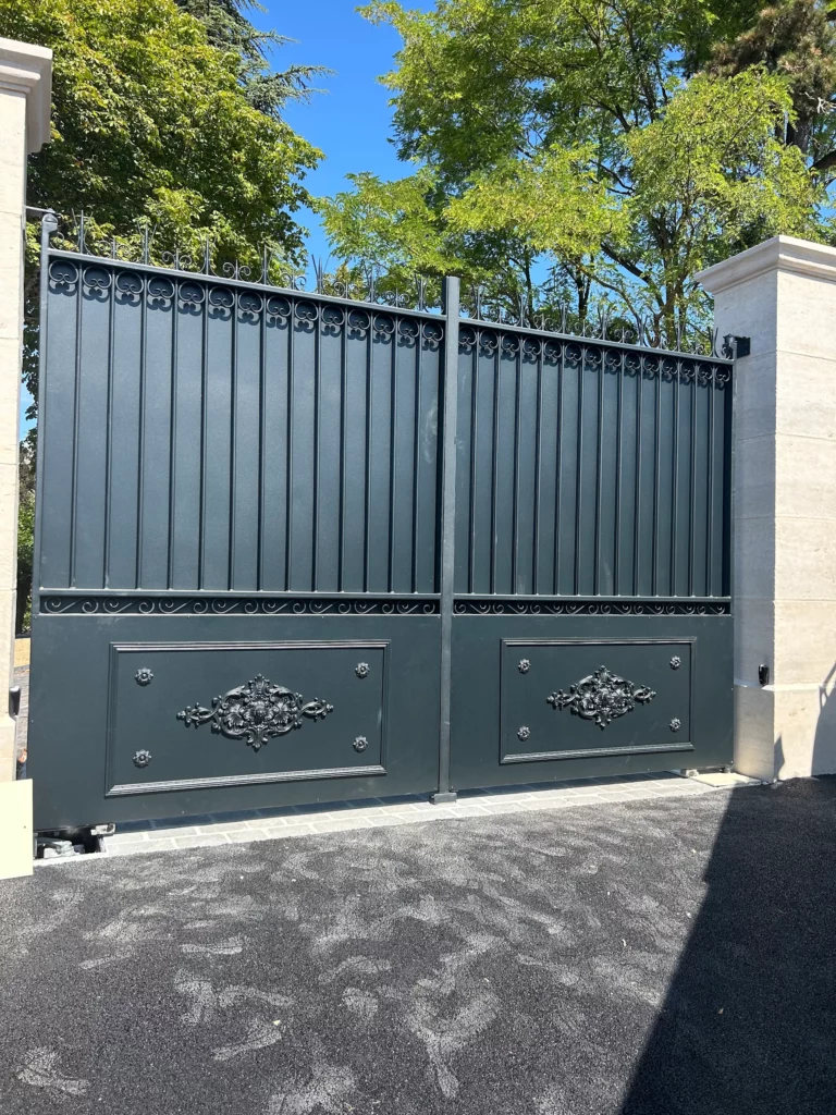 Réalisation de métallerie : portail double battant gris anthracite